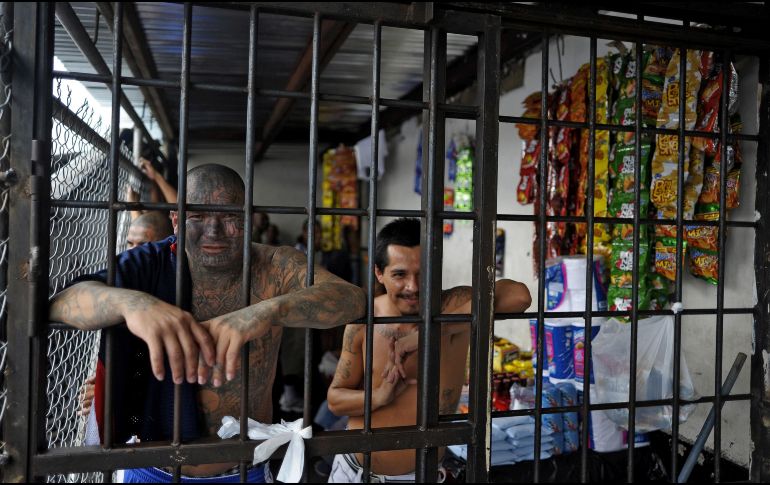 La movilización de los reos a otras prisiones tiene como objetivo que no operen a los pandilleros en libertad. AFP