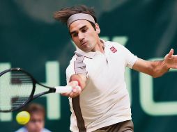 Roger Federer regresa una bola a Roberto Bautista Agut. AFP