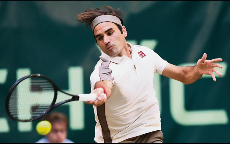 Roger Federer regresa una bola a Roberto Bautista Agut. AFP