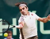 Roger Federer regresa una bola a Roberto Bautista Agut. AFP