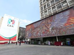 Desde temprana hora en los alrededores de la sede nacional del PRI llegan camiones foráneos con la ya clásica 