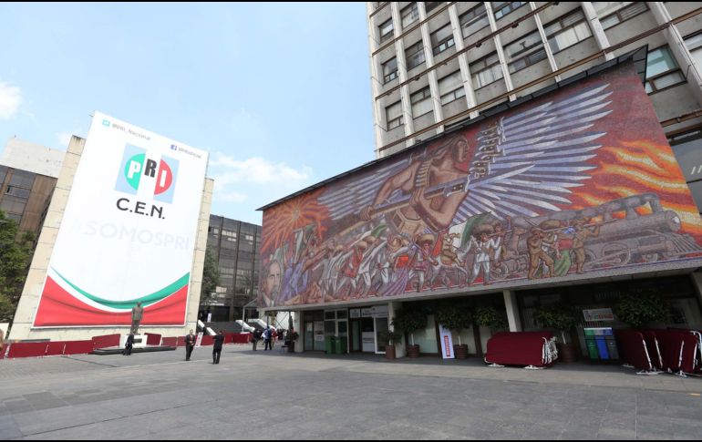 Desde temprana hora en los alrededores de la sede nacional del PRI llegan camiones foráneos con la ya clásica 