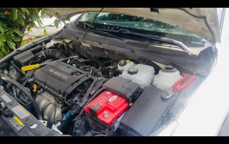 Los elementos de seguridad se aproximaron al vehículo blanco y se percatan que le habían quitado la computadora; había dos pinzas de corte y un desarmador plano. ESPECIAL/ Policía de Guadalajara