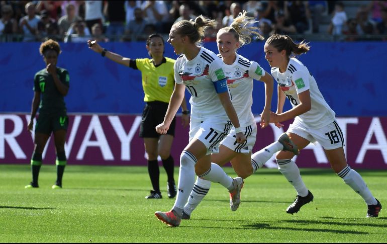 Alexandra Popp (#11) anota el primer gol del partido al 20'. AFP/J-P. Clatot