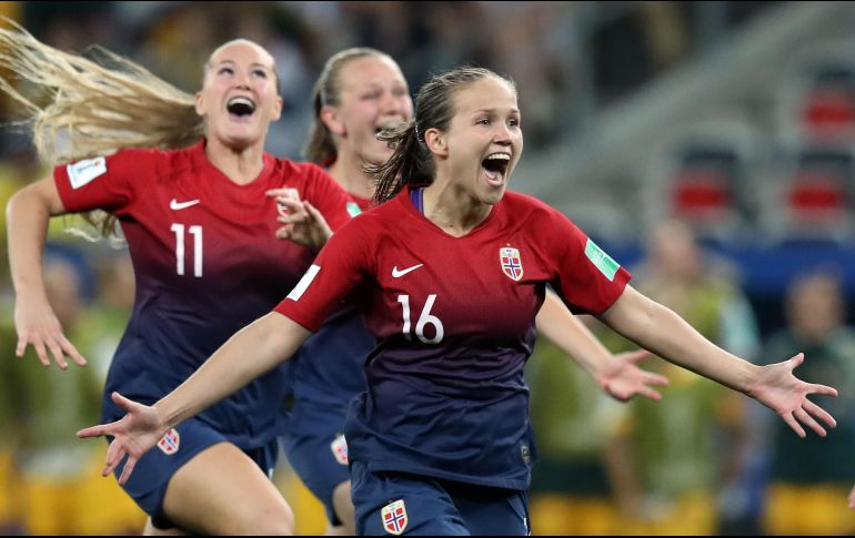 Las noruegas acertaron sus cuatro intentos desde el punto de penalti. AFP/V. Hache