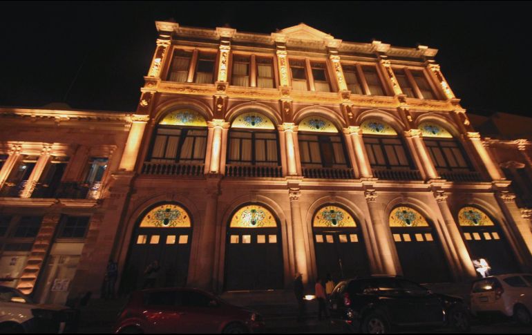 Teatro Calderón. Las luces nocturnas lo visten de gala.  EL INFORMADOR / F. González