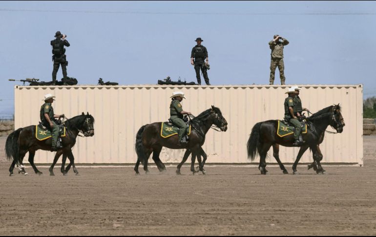 Vigilancia. Miembros del Servicio Secreto de Estados Unidos y agentes a caballo de la U.S. Border Patrol, en una de las escenas más frecuentes en la frontera. AFP
