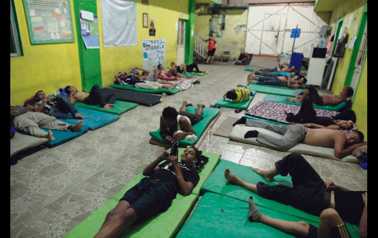 Migrantes descansan en el albergue El Buen Pastor en Tapachula, uno de los refugios que los provenientes de América Central pueden encontrar en su paso por Chiapas. AP
