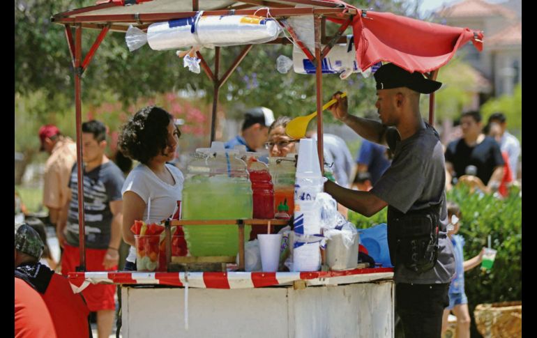 Mientras aguardan por la respuesta del Gobierno estadounidense, algunos migrantes cubanos prefieren salir a las calles de Ciudad Juárez a trabajar, en lugar de esperar en el refugio. EL UNIVERSAL