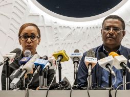 La secretaria de prensa de Etiopía, Billene Seyoum (L) y portavoz del primer ministro de Etiopía, Negussu Tilaaun, hablaron durante una conferencia de prensa en Addis Abeba. AFP / E. Soteras