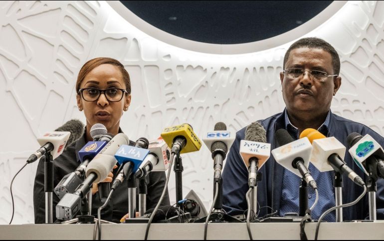 La secretaria de prensa de Etiopía, Billene Seyoum (L) y portavoz del primer ministro de Etiopía, Negussu Tilaaun, hablaron durante una conferencia de prensa en Addis Abeba. AFP / E. Soteras