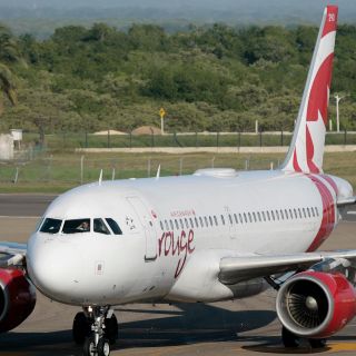 Olvidan a pasajera dormida en avión en Canadá