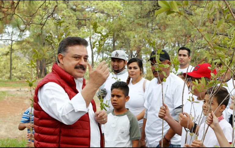 Carlos Lomelí acudió este domingo a un acto de las jornadas de reforestación en el Bosque La Primavera. EL INFORMADOR/A. Camacho
