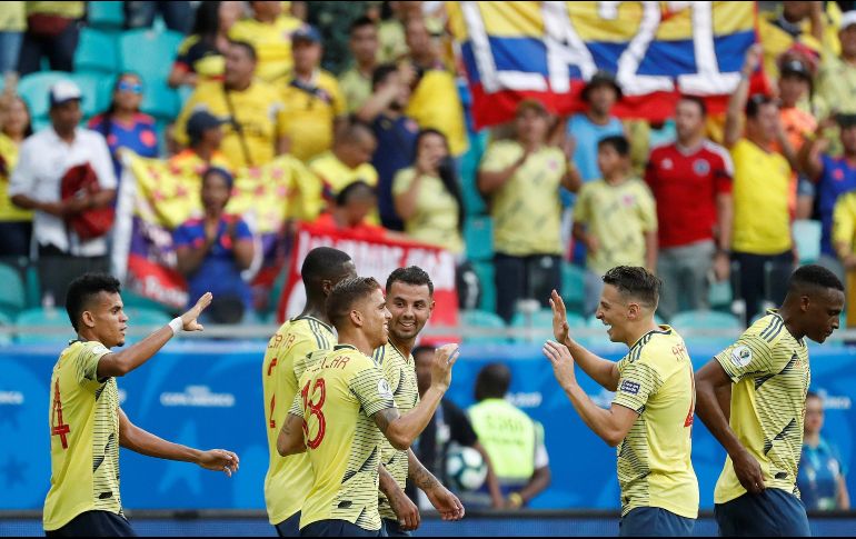 Los jugadores colombianos celebran el gol de Gustavo Cuéllar, a los 31 minutos.  AFP/R. Spinassé