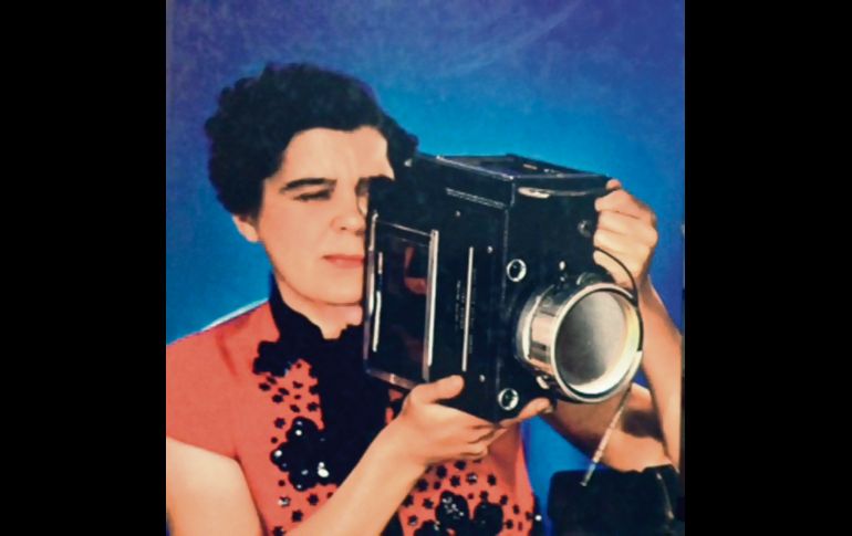 Ahora que el magnífico “Instituto Cultural Cabañas”, más conocido simplemente como el “Cabañas”, estrena curador en la persona de Víctor Palacios Armendáriz, nos viene a la mente una exposición que hace años se llevara a cabo en tan inmenso y monumental edificio: una retrospectiva de MADAME YEVONDE. Fotógrafa de modas casi olvidada (Yevonde Cumbers, Londres 1893) y cuya meteórica carrera al mismo tiempo como apareció se le olvidó. Poco después de la expo aquí nos tocó ver una sensacional en Venecia durante una de tantas bienales. CORTESÍA / F. Partida