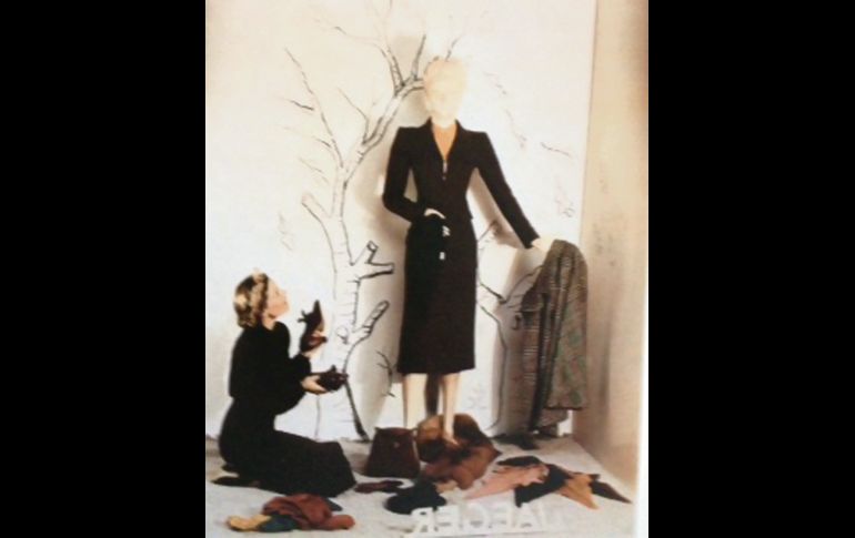 Sugestivo aparador de la elegantísima firma inglesa “Jaeger” en su matriz en Londres, en donde vemos a modelo y maniquí con los objetos de gran lujo. Fotografía bajo la lente de Madame Yevonda C. 1938. CORTESÍA / F. Partida