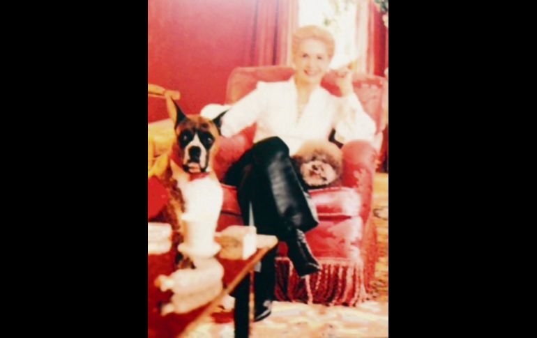 Sentada en el salón de su casita neoyorquina en el Upper East Side y, en donde algunas veces hemos tenido el privilegio de estar con Carolina y su esposo Reinaldo Herrera casi siempre el tema acaba siendo la admiración y cariño que sienten por México. Ridículamente le quieren pasar factura por dizque copiar los diseños de diseños bordados por indígenas del centro del país. Más ridículo aún en un país como el nuestro en donde existe un racismo absoluto ante la raza mexicana y, en cuanto alguien rinde homenaje a nuestra cultura no falta el “resentido” que tergiversa el sentido de las cosas. CORTESÍA / F. Partida