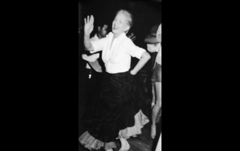 Carolina Herrera no solo es hoy en día la sacerdotisa del buen gusto mundial, sino la única diseñadora de modas latina que ha alcanzado la gloria y la fama al nivel de sus colegas europeos. Aquí en una divertida e insólita foto aventándose un rico Mambo en una fiesta en Santo Domingo. CORTESÍA / F. Partida