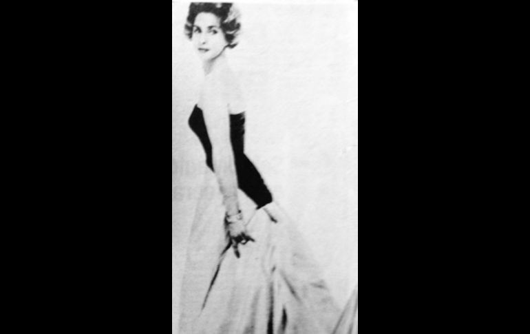 ¿Días pasados por agua? No del todo (todavía) pero eso si el tan esperado Día de San Antonio se celebró como si ya hubiese llegado la refrescante temporada de “aguas”. Aquí en una foto de nuestro archivo Antonia (Tony) Moreno Almada de Branniff elegantemente ataviada en un haute-couture de la casa Lanvin-Paris hacia 1962. Ella nos recordó a los Toños y Toñas en el día de su Santo. Como la querida Ma. Antonia (Taty) Aldrete Cuesta (de feliz memoria) o Toña Orendain de Petersen entre muchos más que llevan este bonito nombre. CORTESÍA / F. Partida