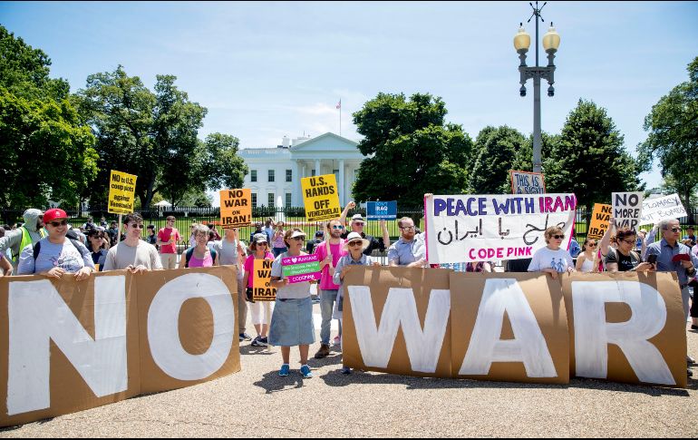 Frente a la Casa Blanca se manifestaron para pedir un cese a las hostilidades entre Estados Unidos e Irán. AP/A. Harnik