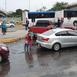 Peatones padecen por falta de banquetas en el Periférico Sur