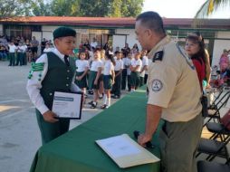 Protección Civil entregó el reconocimiento por su acción heroica a Ernesto durante la clausura de cursos en de la escuela primaria urbana 35 “José Baumgarten Joya”. ESPECIAL / Protección Civil Jalisco