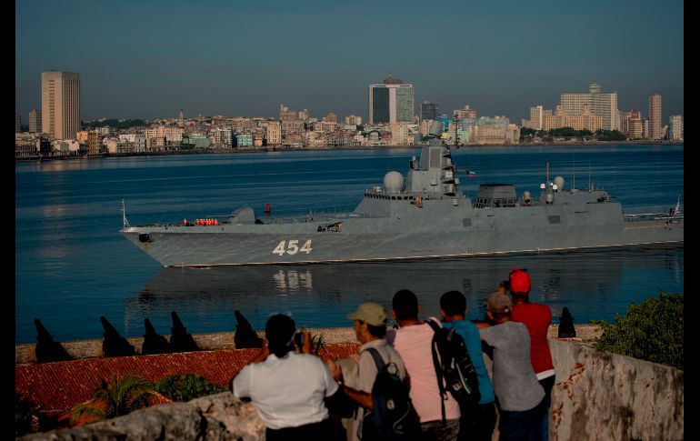 Personas captan la llegada de los buques rusos a La Habana. AP/R. Espinosa