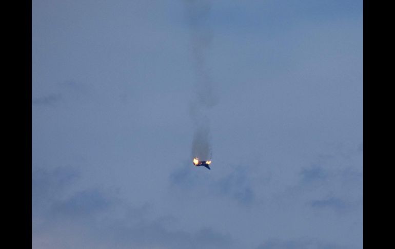 Un Eurofighter cae este lunes cerca de la población de Malchow, en el norte de Alemania. AP/DPA/T. Steffan