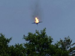 Un Eurofighter cae este lunes cerca de la población de Malchow, en el norte de Alemania. AP/DPA/T. Steffan