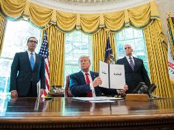 El presidente de Estados Unidos, Donald Trump (c), conversa con los medios tras firmar una orden ejecutiva en la que impone sanciones al líder supremo de Irán, Ali Jameneí, y a su entorno. EFE/K. Dietsch