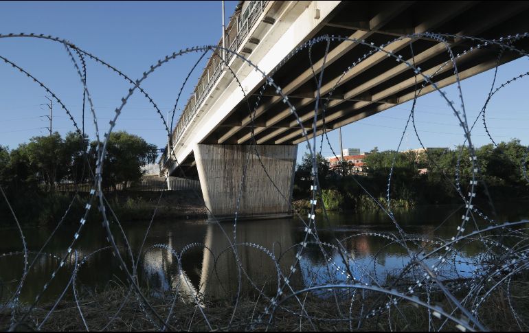 Puntos de cruces fronterizos en Hidalgo, Texas, fueron reforzados en noviembre pasado con alambre de púas. AFP/ARCHIVO
