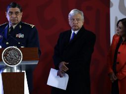 Cresencio Sandoval (i) aseguró que los elementos pondrán a los migrantes a disposición de las autoridades para que éstas hagan su trámite normal. NTX/ARCHIVO