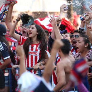 Aficionados de Chivas reaccionan a la salida de Higuera