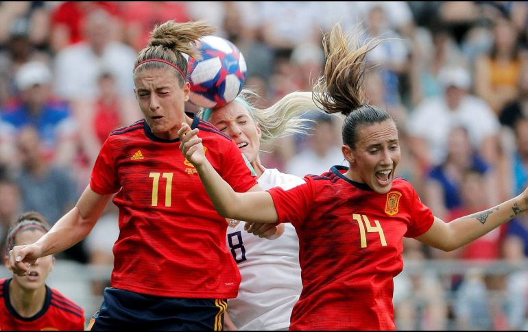Las jugadoras de la selección española, Alexia Putellas (i) y Virginia Torrecilla, saltan por el balón con la estadounidense, Julie Ertz, durante el encuentro. EFE/J. Cárdenas