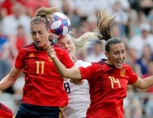 Las jugadoras de la selección española, Alexia Putellas (i) y Virginia Torrecilla, saltan por el balón con la estadounidense, Julie Ertz, durante el encuentro. EFE/J. Cárdenas