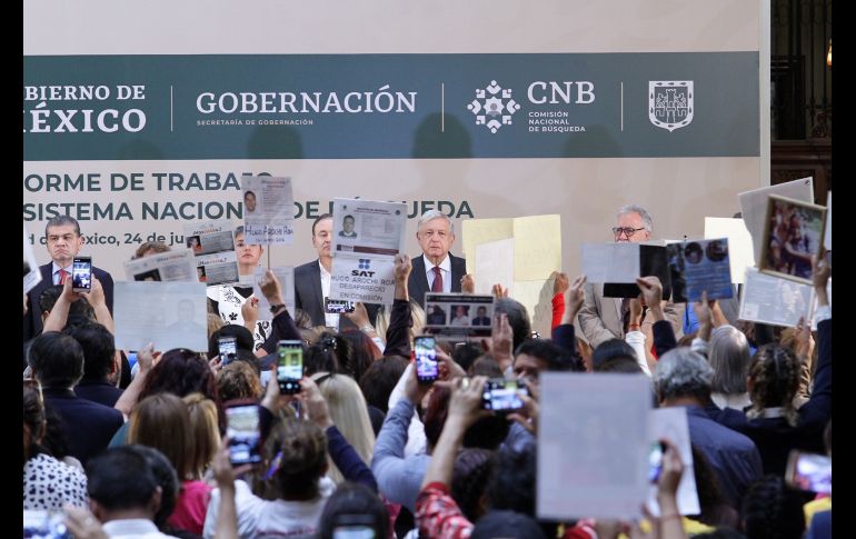 Familiares de desaparecidos gritaron consignas en el marco de la presentación presidida por el el Presidente Andrés Manuel López Obrador. NTX/G. Granados