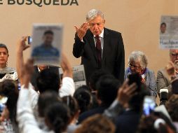 El Presidente de México, Andrés Manuel López Obrador (c), saluda este lunes durante la presentación deI informe del Sistema Nacional de Búsqueda. EFE/M. Guzmán