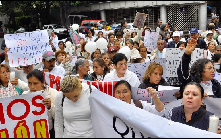 En el Tribunal Superior de Justicia de la CDMX, permanecen los casi 200 feligreses que acudieron para expresar su apoyo al sacerdote. NTX / A. Guzmán