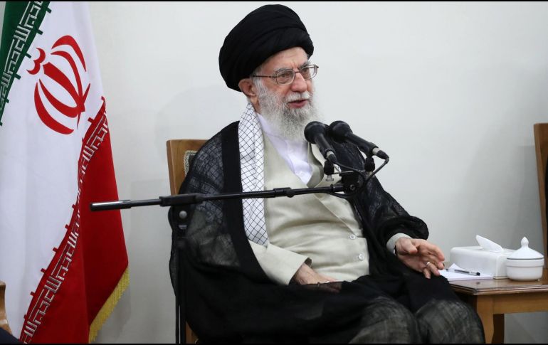 Fotografía cedida por la Oficina del Líder Supremo de Irán, que muestra al ayatolá Ali Khamenei, durante una reunión este lunes en Teherán. EFE/CORTESÍA