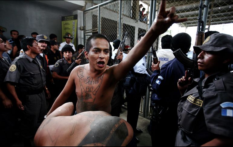 El Gobierno salvadoreño declaró “estado de emergencia” en 28 centros penales, con lo que se prohíben las visitas de familiares y los traslados para audiencias en los tribunales. AP/Archivo