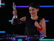 La ganadora del premio a Mejor Actriz lleva su paño rojo. TWITTER / @AcademiaCineMx