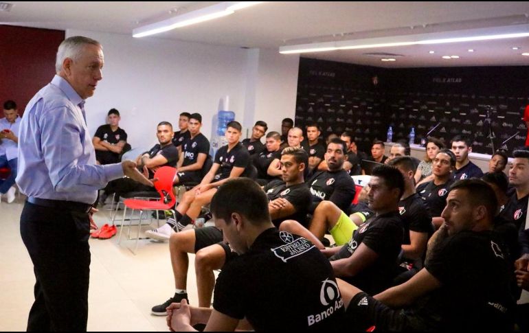 La charla con el directivo tuvo a lugar en la sala de usos múltiples en las instalaciones rojinegras, justo antes de comenzar el entrenamiento. TWITTER / @atlasfc