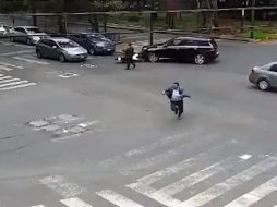 Un hombre persigue a uno de los sujetos que iban en la motocicleta. ESPECIAL