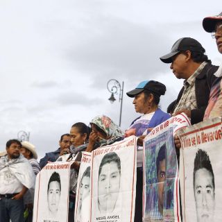 Familiares de normalistas exigen a FGR nombrar a fiscal para el caso