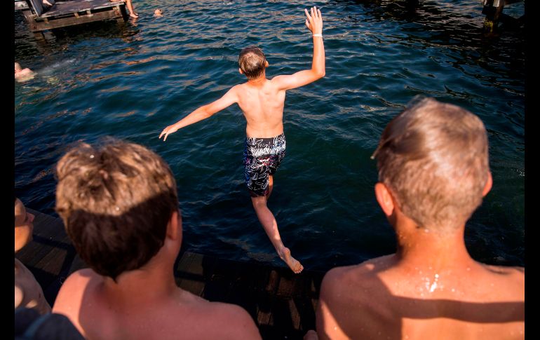 Un joven salta al mar en Copenhague, Dinamarca. AFP/N. Linares