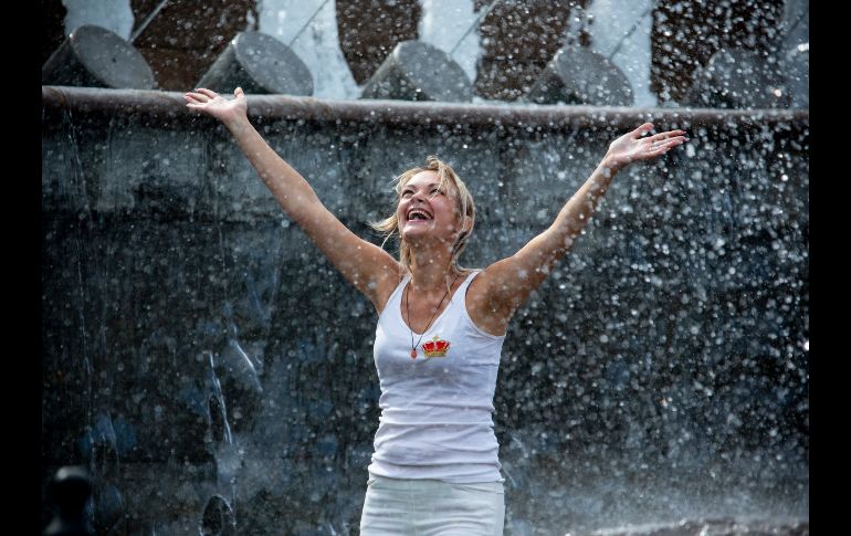 Una mujer se refresca en una fuenteen Moscú, Rusia. AP/A. Zemlianichenko