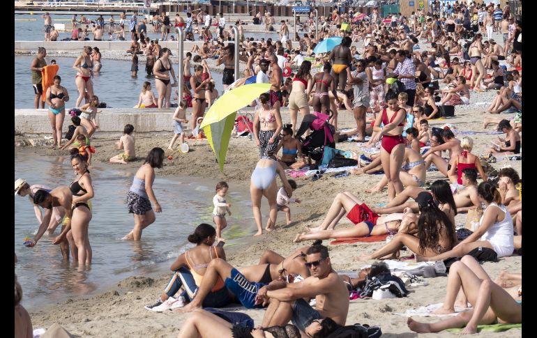 Los suizos pasan la ola de calor en una playa del Lago Lemán, en Ginebra. Las temperaturas llegarán a los 38 grados esta semana. EFE/L. Darbellay