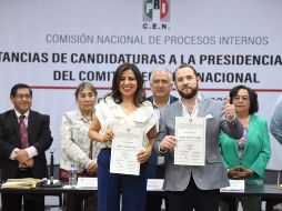 Lorena Piñón Rivera y Daniel Santos Flores, candidatos a la Presidencia y a la Secretaría General del CEN del PRI, reciben sus constancias. TWITTER/@PRI_Nacional