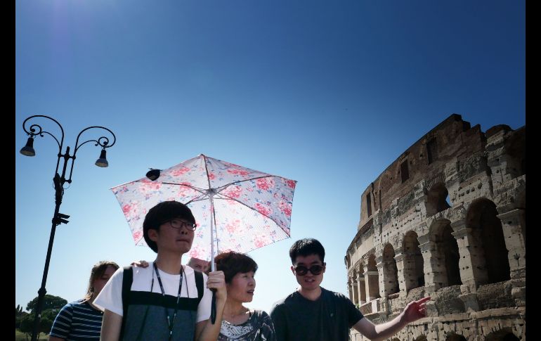 Turistas se protegen del Sol junto al Coliseo en Roma, Italia. AFP/A. Pizzoli