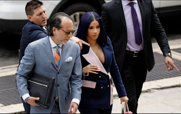 La rapera estadounidense Cardi B llega a la corte suprema de Queens este martes, en Nueva York. EFE/P. Foley